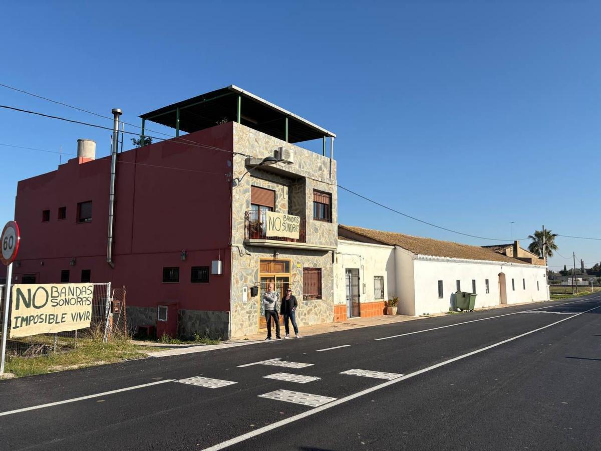 Algunos vecinos han instalado pancartas de protesta en sus viviendas.