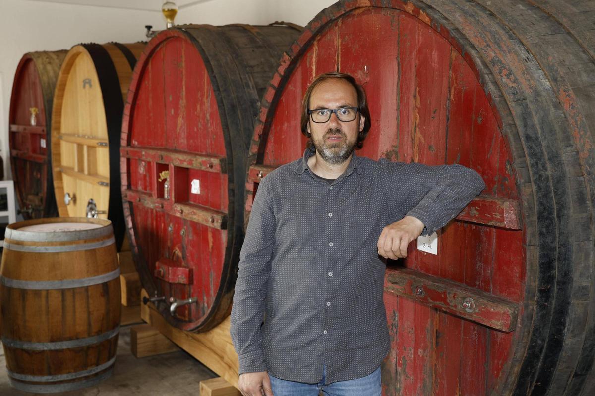 Joan Fabra i Clara Poch al Celler Martí Fabra, a Sant Climent Sescebes. Joan Fabra i Clara Poch al Celler Martí Fabra, a Sant Climent Sescebes.