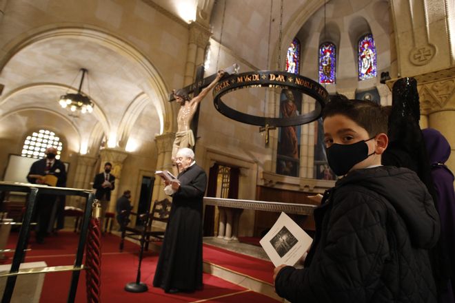 Pablo Fernández-Peña, de la Santa Misericordia, durante la celebración del Vía Crucis en San Pedro, con Javier Gómez Cuesta al lado del Cristo de la Misericordia.