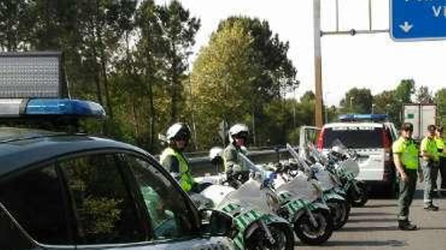 El operativo de la Guardia Civil de Tráfico en la autovía A-52. // G, Civil