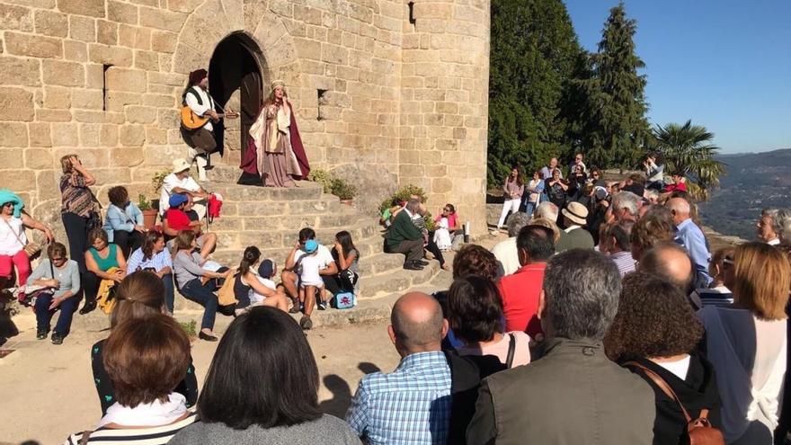 Unos visitantes en el castillo de Sobroso. / FdV