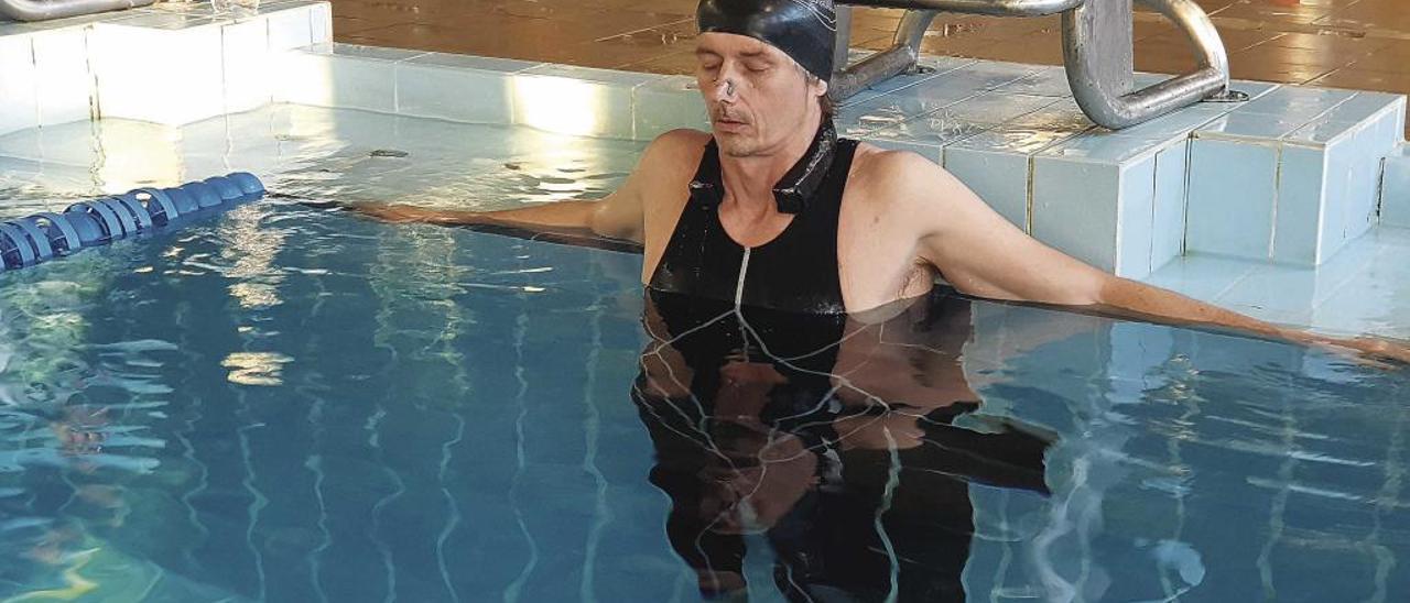 Nicolai Gebhardt, antes de realizar una prueba de apnea en una piscina.