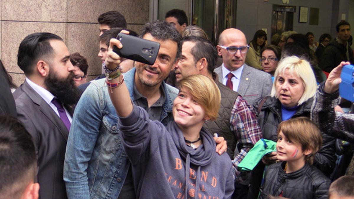 Luis Enrique acudió a la Fundació Hospital de Nens de Barcelona con Sergi Roberto y Masip