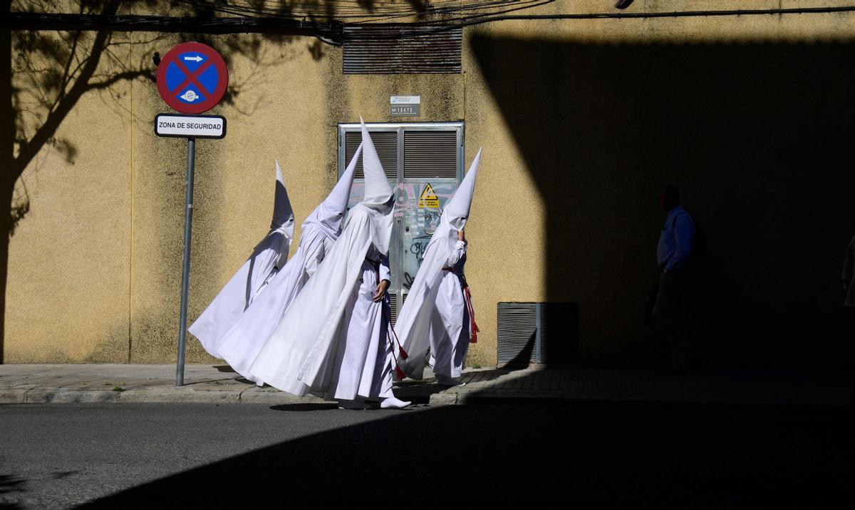 Penitentes de la hermandad de La Paz participan en la procesión del Domingo de Ramos en Sevilla