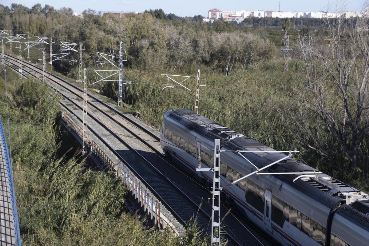 Un tren de cercanías a su paso por la estación de Carcaixent.