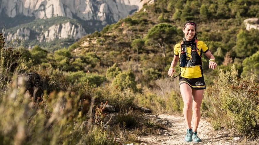 Marta Muixí en plena cursa amb Montserrat al fons