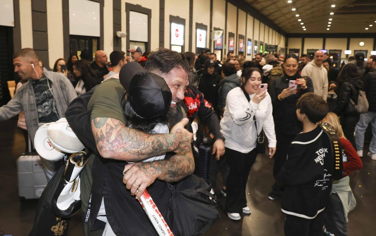 Recibimiento en la estación de tren de Alicante al equipo de Ilia Topuria, campeón de la UFC.