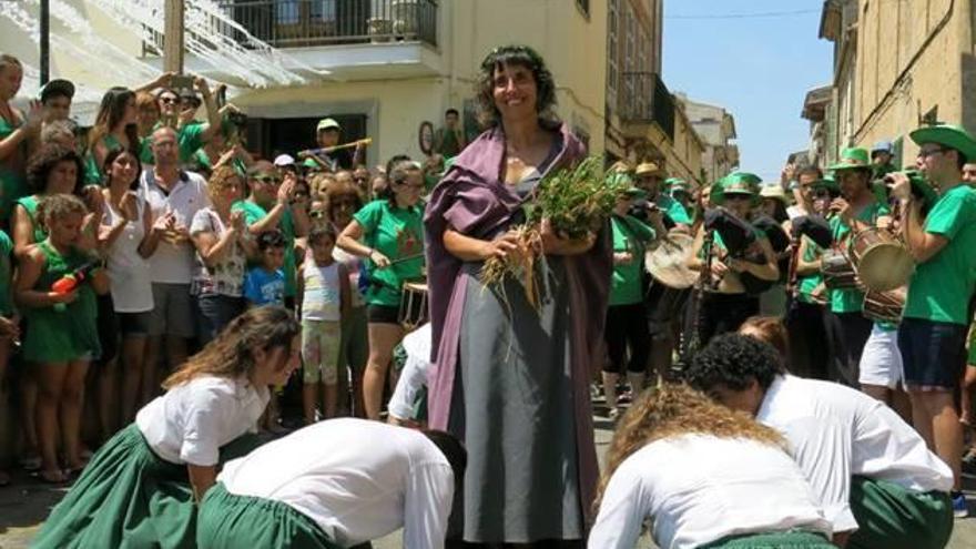 Momento en que uno de los sacos rellenos de cáscaras es lanzado sobre los jóvenes.