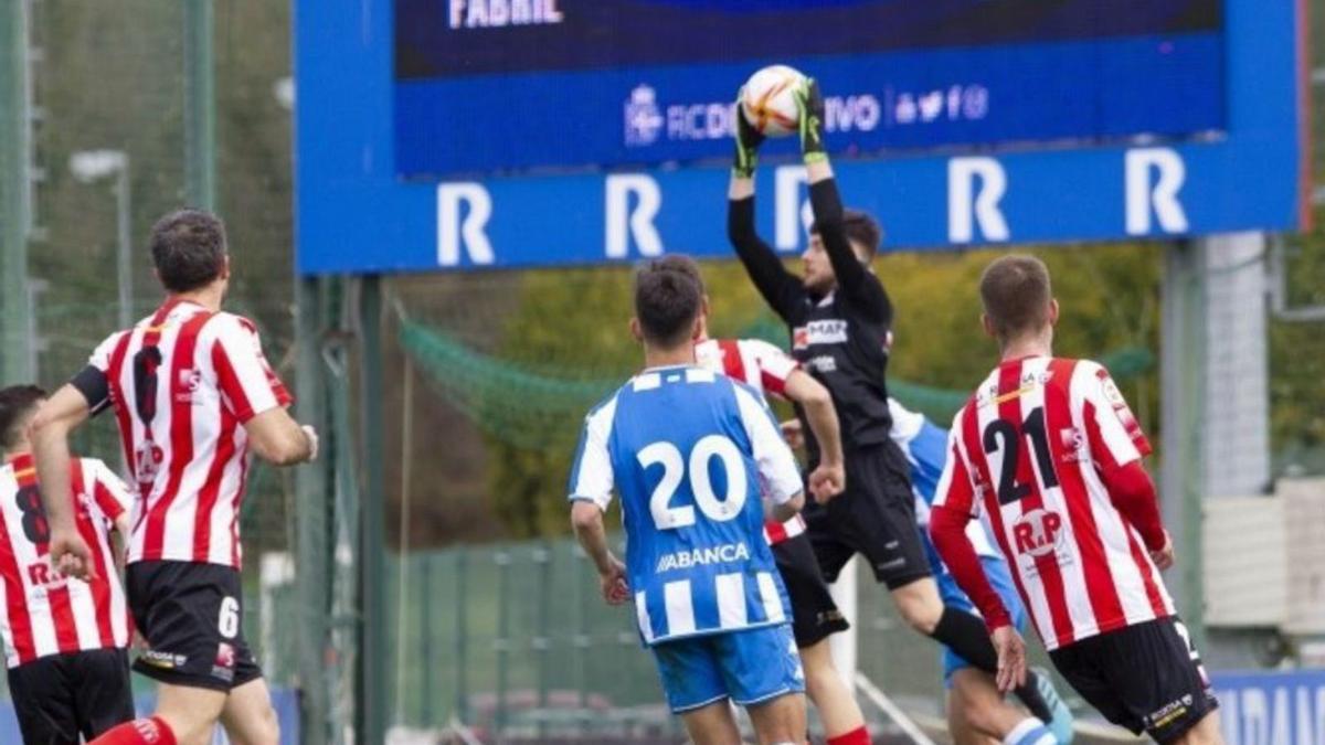 Una acción del Fabril-Juvenil de Ponteareas, ayer en Abegondo. |  // RCD