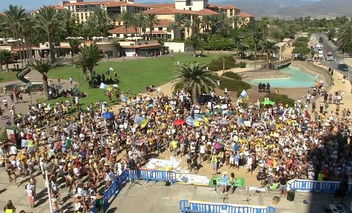Final de la manifestación en el Faro de Maspalomas, en el sur de Gran Canaria.