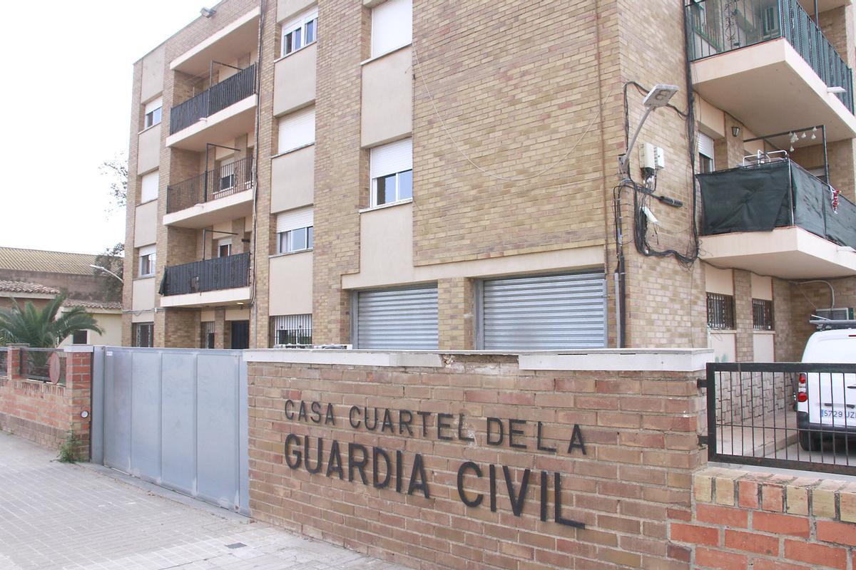 Obras en las ventanas del cuartel de la Guardia Civil.