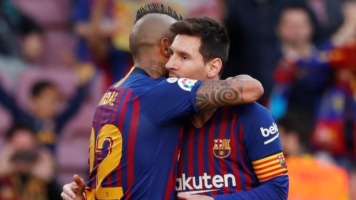 Arturo Vidal y Messi celebran el tanto del chileno ante el Getafe.