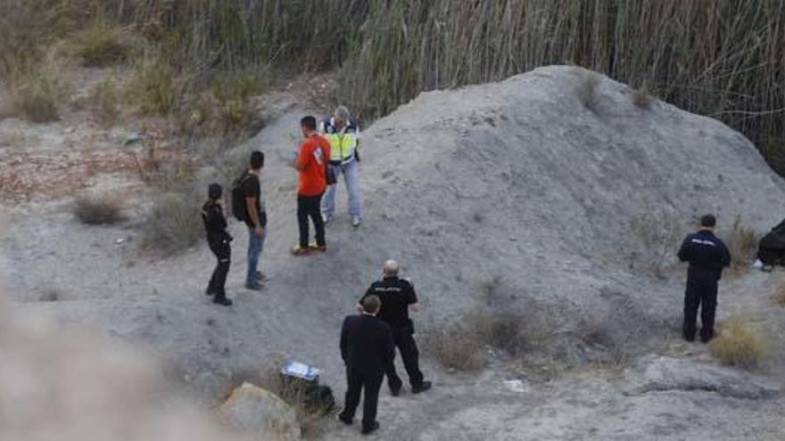 Efectivos policiales registran la zona en la que se han encontrado las maletas