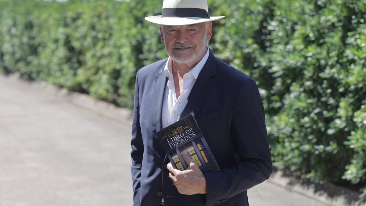 Esteban González con su 'Libro de pecados', en Levante-EMV.
