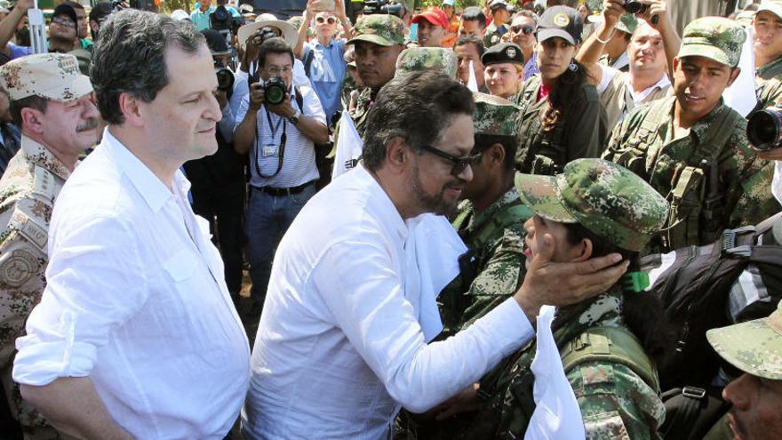 Luciano Marín Arango saluda a algunos guerrilleros en Pondores.