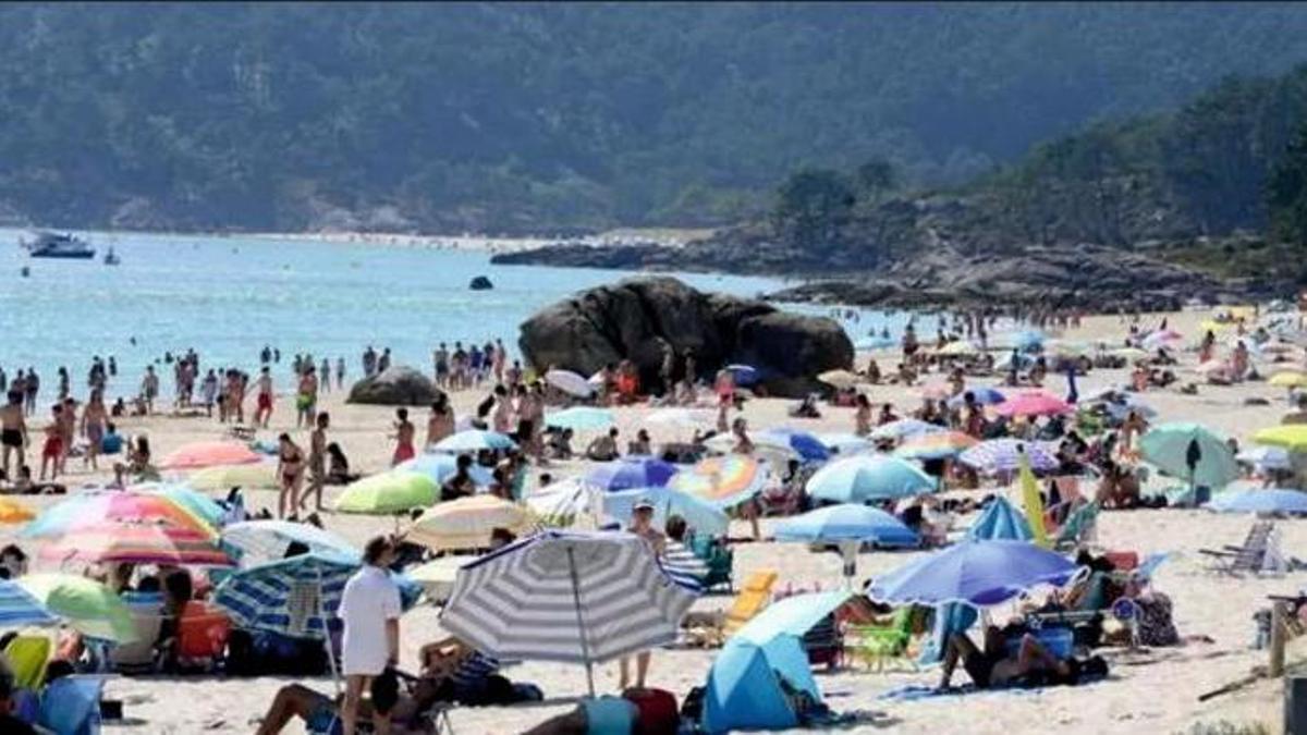 Unha foto da praia de Nerga con Viñó e Barra ao fondo, na parroquia canguesa do Hío.