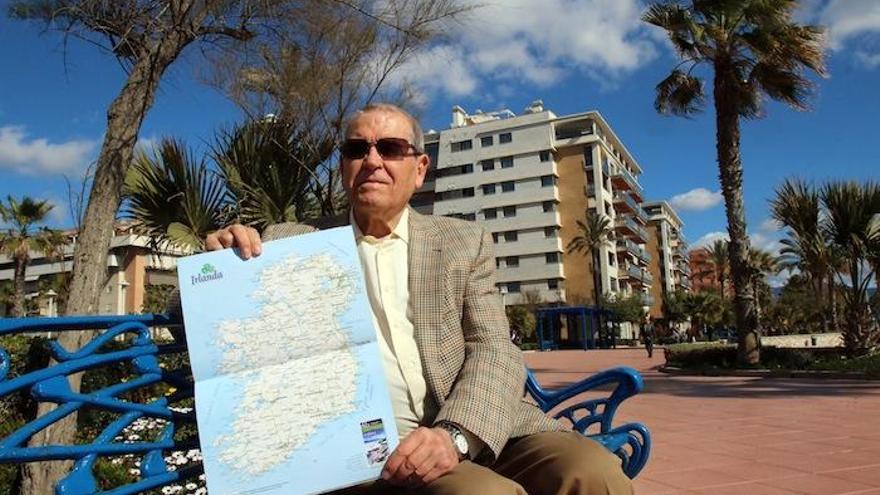 José Antonio Sierra, con un mapa de Irlanda esta semana en el paseo marítimo de Poniente.