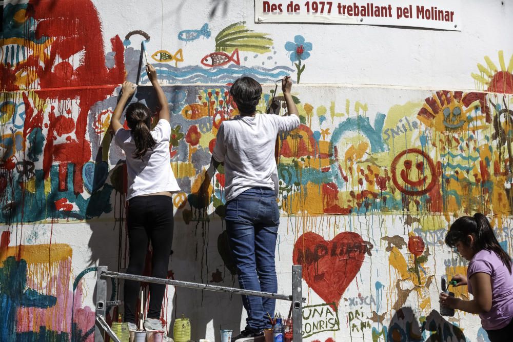 Familias y niños pintan el Molinar