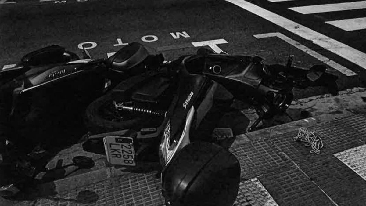 Dos de las motos que derribó el conductor en la intersección de las calles Gascón de Gotor y Porvenir, en Zaragoza.