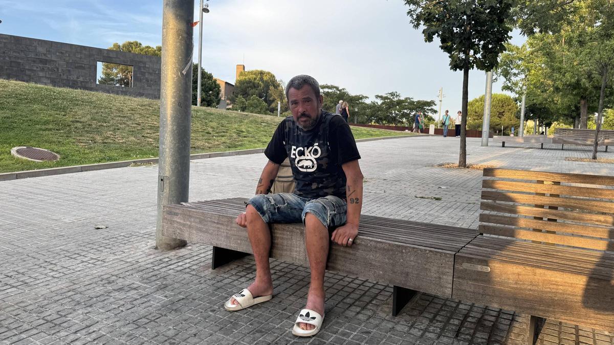 Daniel Corrales assegut en un banc