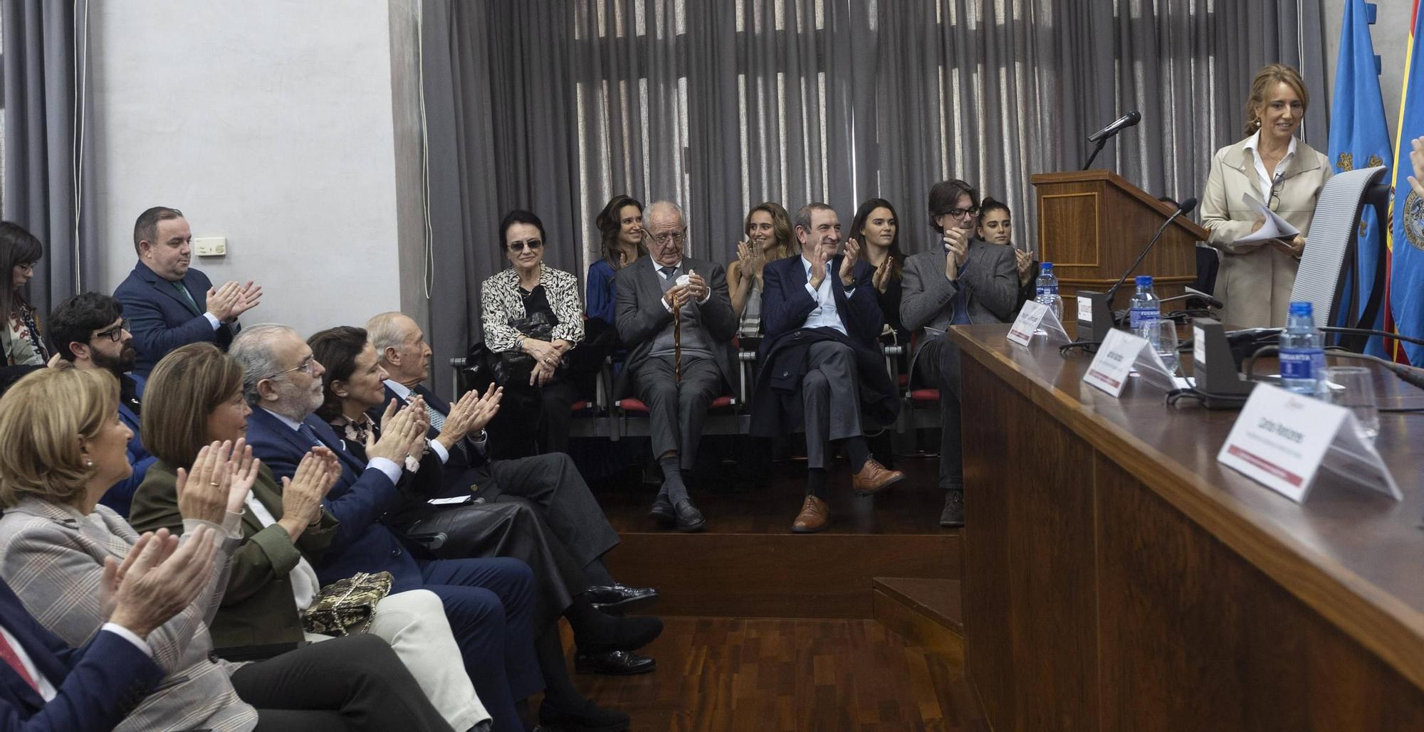 En imágenes: Obdulia Fernández recoge la Medalla de Oro de la Cámara de Oviedo