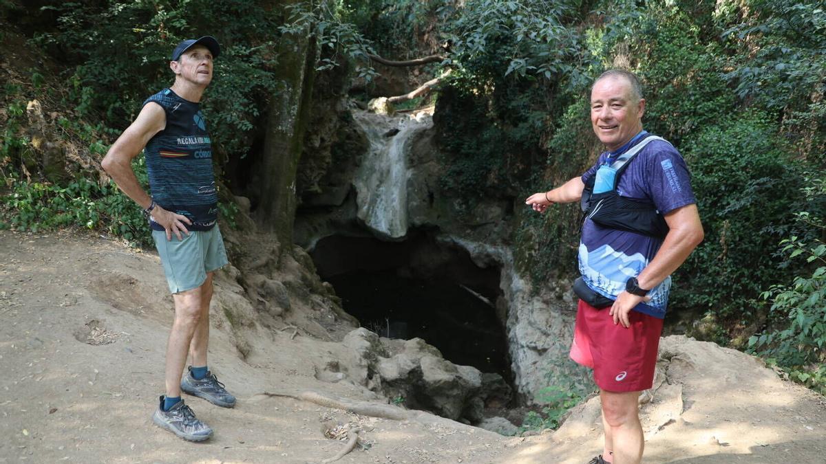 Varios senderistas en los Baños de Popea, secos a pesar de las fuertes lluvias del invierno y la primavera.