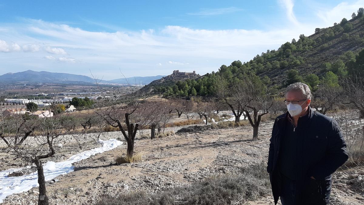 El alcalde de Castalla, Antonio Bernabeu, en la zona donde se construye el pozo.