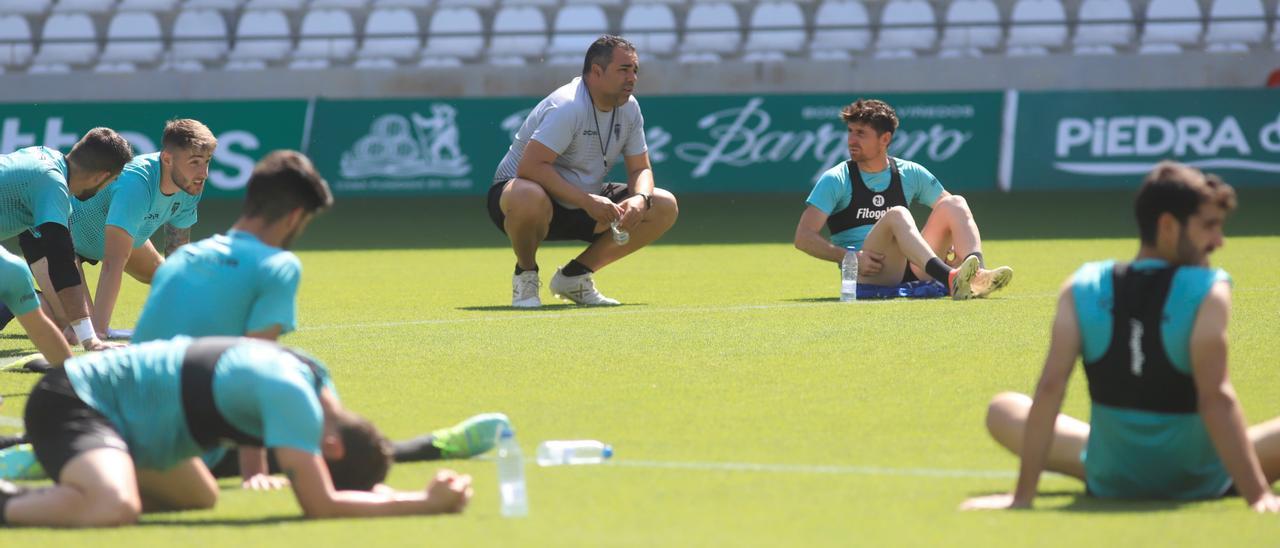 Germán Crespo habla con Javi Flores.