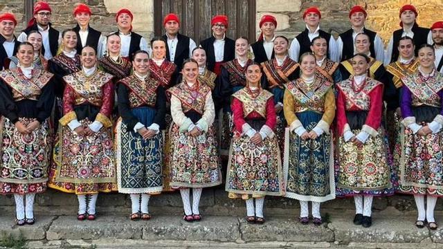 Arriba, integrantes del Grupo Doña Urraca vestidos con el traje tradicional. Abajo, baile y posado con el alcalde la localidad, Roberto Fuentes Gervás. | CH. S.