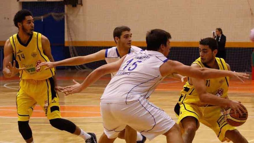 Gabriel Vela, presionado por dos defensores, busca pasar el balón a Matthew Don.