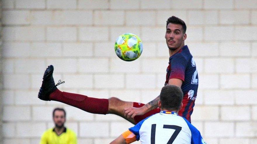 El azulgrana Álex Roser pugna con el goleador Germán Rabasco.