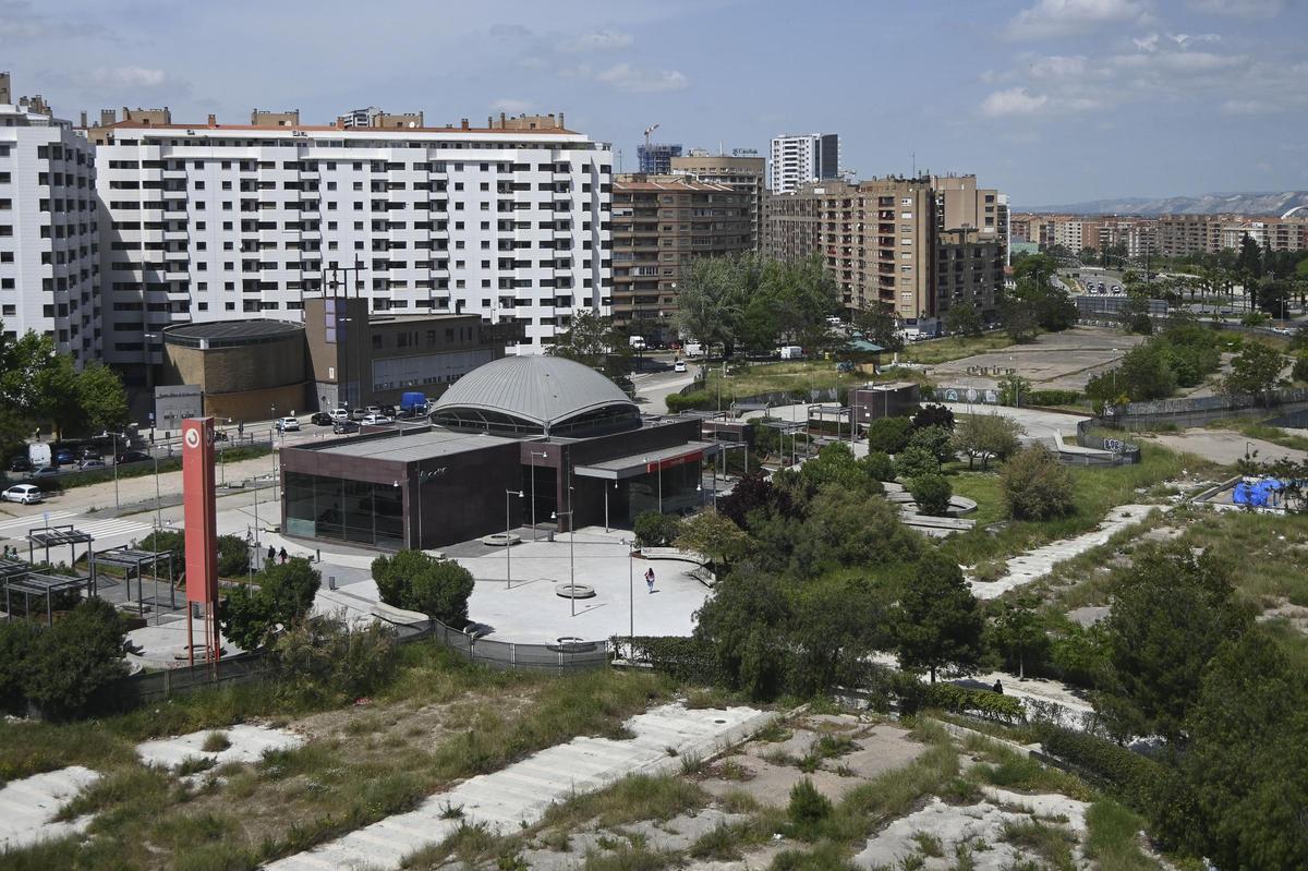 Estado actual del triángulo del Portillo, con la nueva estación y Escoriaza y Fabro de fondo.