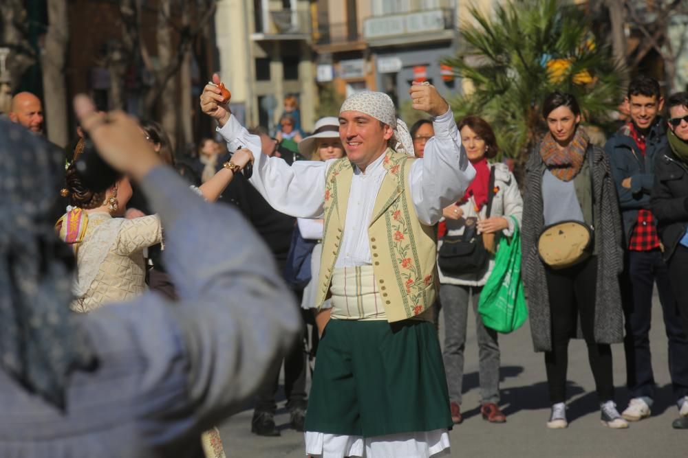 Danzas populares en el entorno de la Lonja