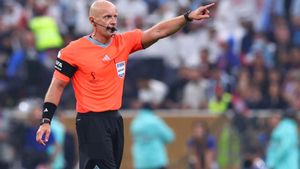 18/12/2022 18 December 2022, Qatar, Lusail: Referee Szymon Marciniak gestures during the FIFA World Cup Qatar 2022 final soccer match between Argentina and France at the Lusail Stadium. Photo: Tom Weller/dpa DEPORTES Tom Weller/dpa