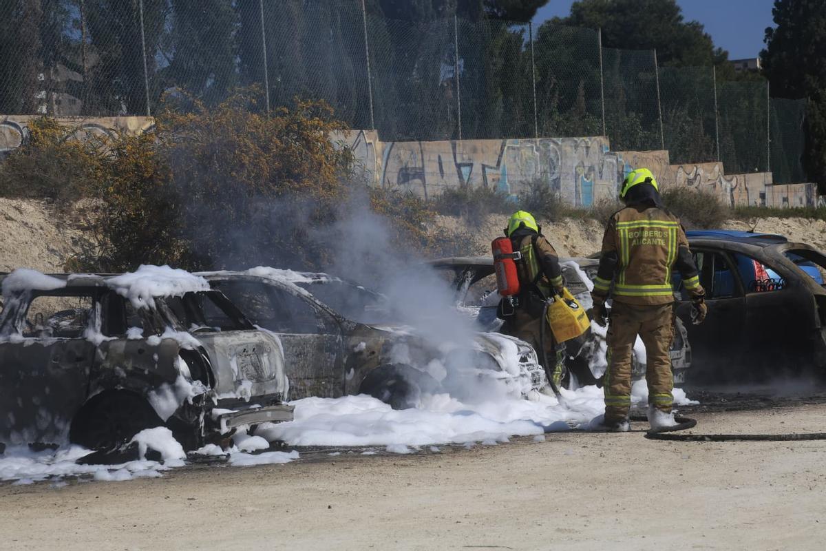 Arden cuatro coches en un descampado junto a la Cruz Roja de Alicante