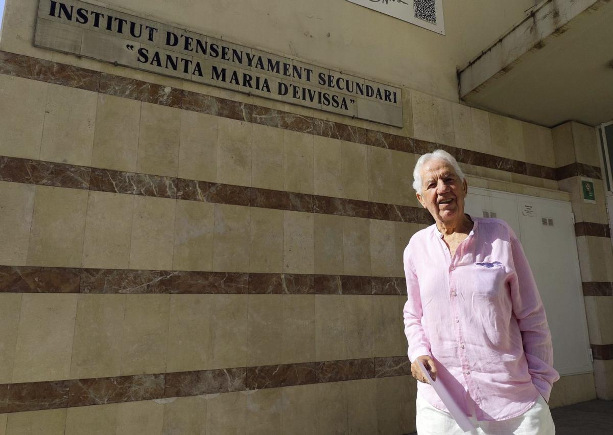 Joan Marí Tur, esta semana a las puertas del Instituto Santa Maria, donde comenzó su etapa en la docencia. | J.M.L.R.