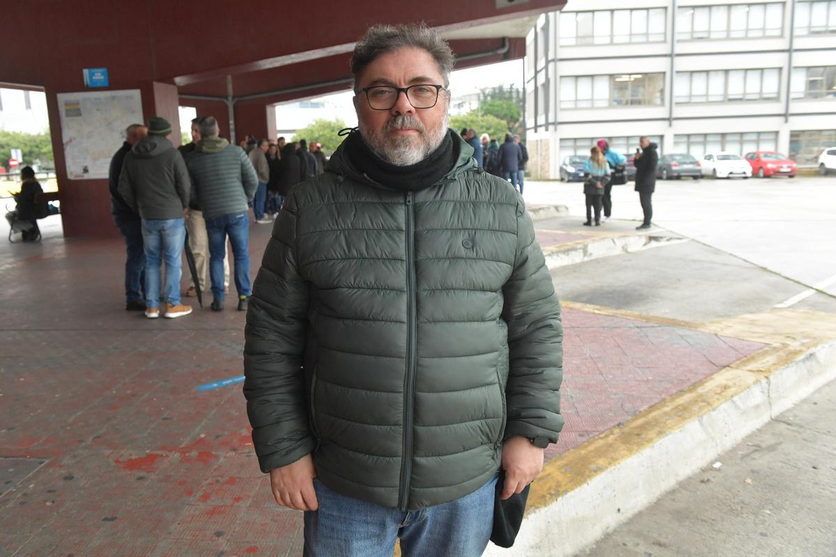 O sindicalista Ernesto López, na estación de buses da Coruña.