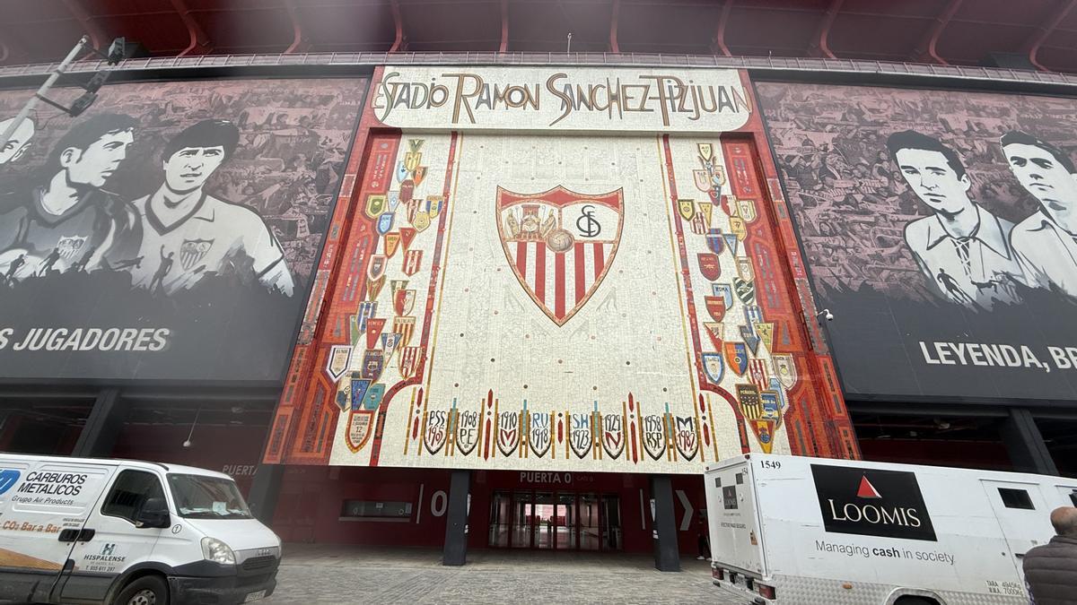 Imagen del exterior de la fachada principal del Sánchez Pizjuán, esta mañana.