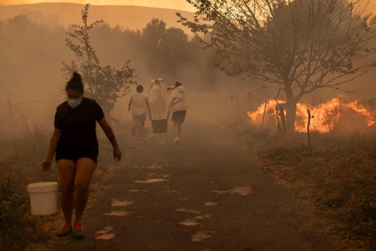 Vecinos trabajan en labores de extinción del incendio forestal de Carballeda de Avia (Ourense).