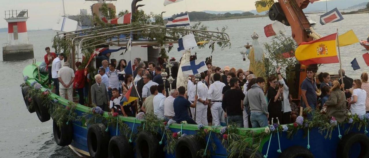 Un barco en la última procesión marítima de Carril, en julio de 2019.