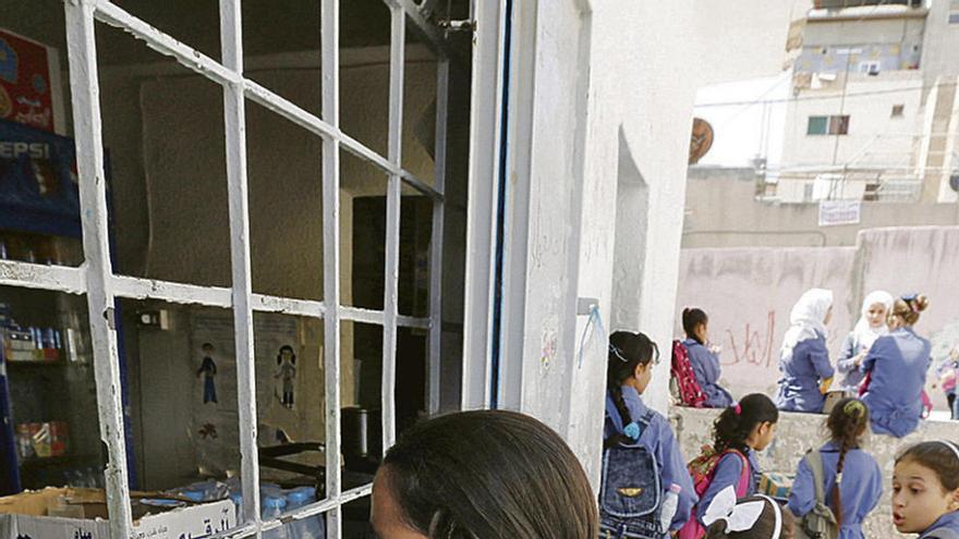 Una niña palestina, en su primer día del curso escolar, ayer. // Reuters