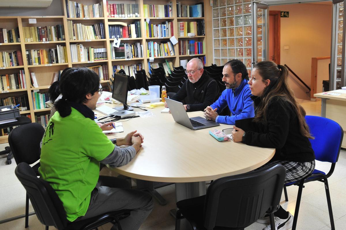 La directora del MUPE con el presidente de la fundación Cidaris en una mesa de trabajo con técnicos