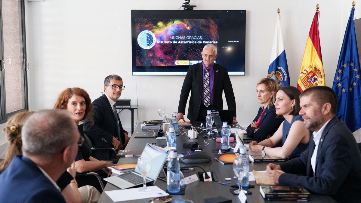 LA LAGUNA (TENERIFE), 29/07/2026.- El director del Instituto de Astrofísica de Canarias, Valentín Martínez Pillet (c), junto a la consejera de Ciencia del Gobierno canario, Migdalia Machín (2d); el rector de la Universidad de La Laguna, Francisco Javier Garcia (d) y la secretaria general de Investigación del Ministerio de Ciencia, Innovación y Universidades, Eva Ortega Paíno (2i), durante la reunión del Consejo Rector del IAC este miércoles en La Laguna (Tenerife). EFE/Ramón de la Rocha