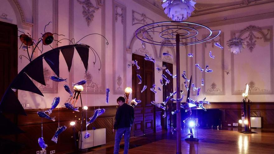 El Casino de Murcia 'flota entre sardinas en un mar de flores' con la exposición de Flyppy