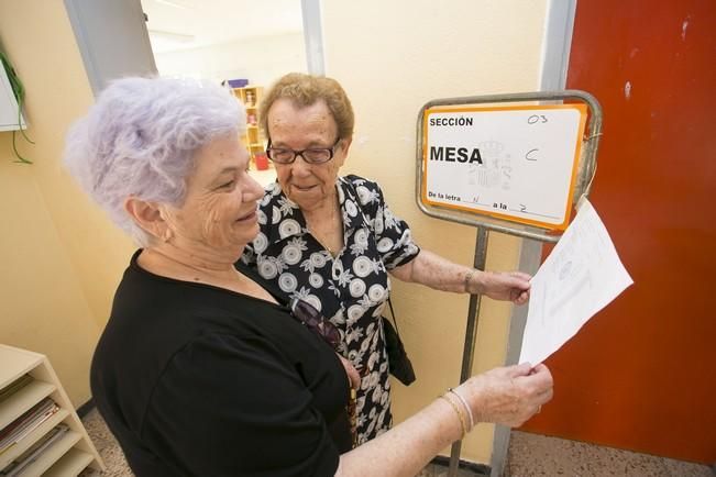 Electores canarios votando en Fuerteventura.