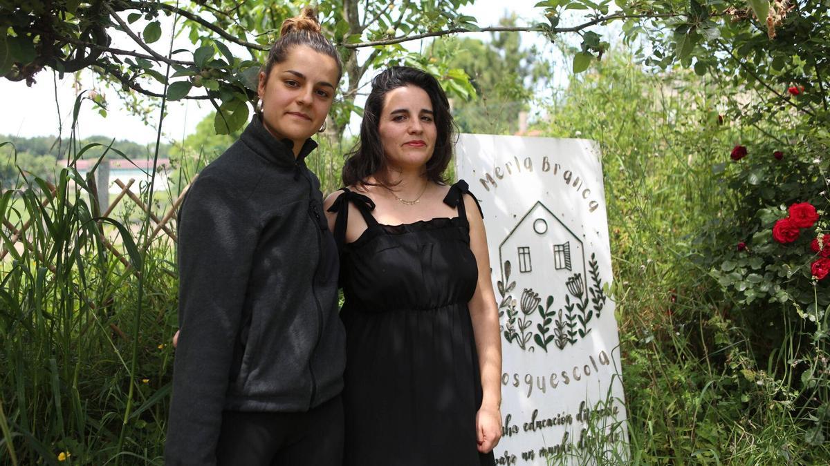 Natalia González y Verónica Ledo posan en la Bosquescola A Merla Branca.