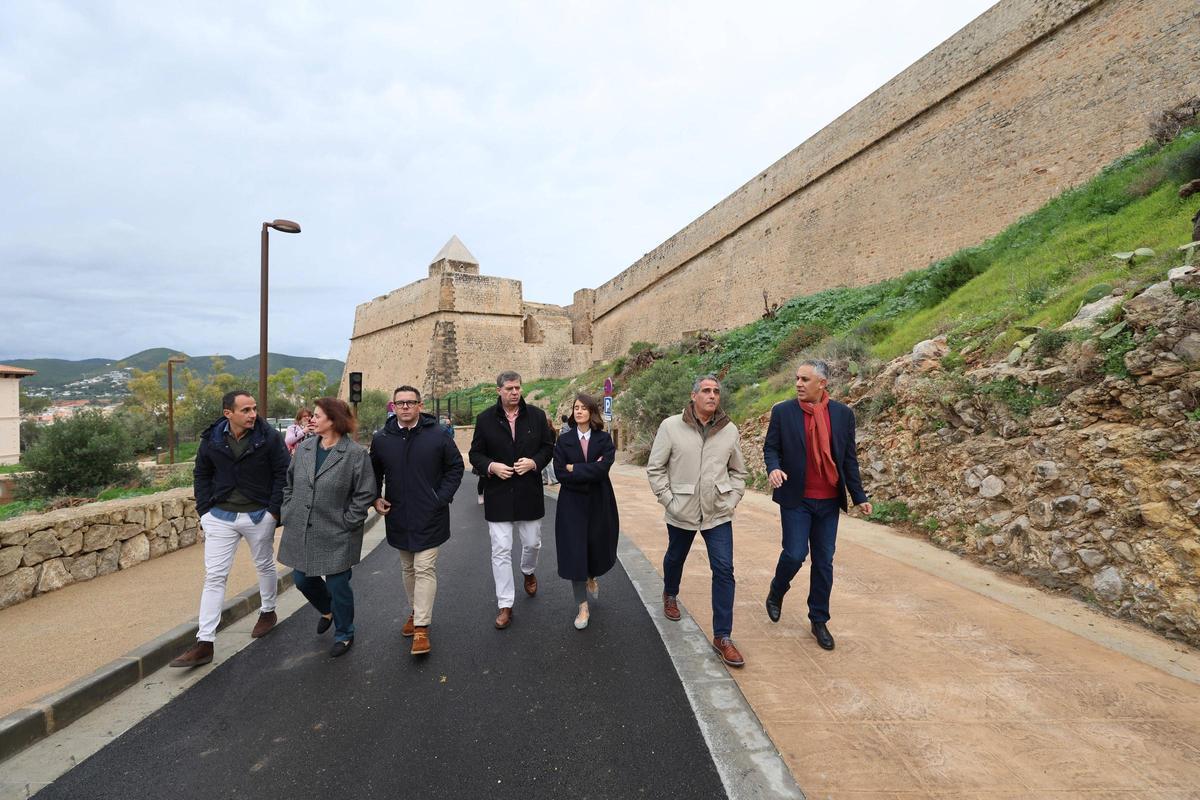 El ingeniero redactor de la remodelación del Camí del Calvari Manuel Doménech, y los políticos Carmen Domínguez, Rafael Triguero (Vila); Jaume Bauzà (Govern); María Fajarnés (Consell); Juan Flores (Vila) y Luis Fernando Astorri (concejal de Vox en la oposición en Vila) durante la inauguración del paseo.