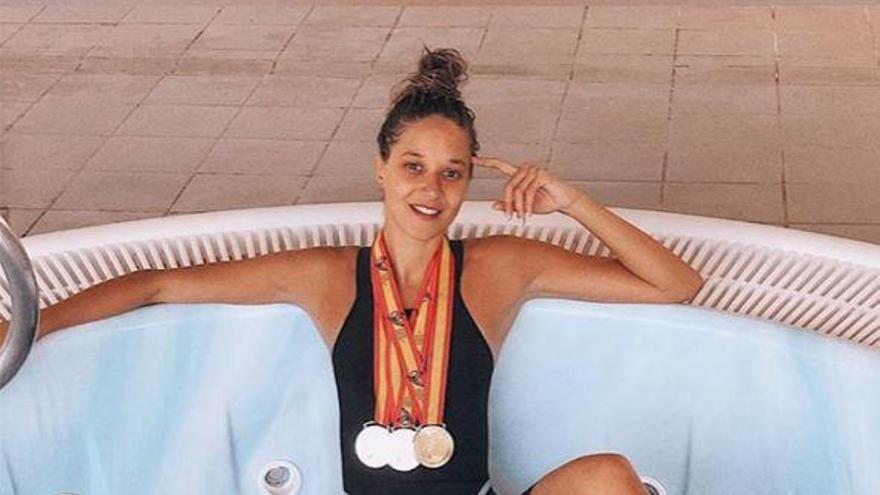 La nadadora malagueña, con las tres medallas del Universitario: un oro y dos platas.