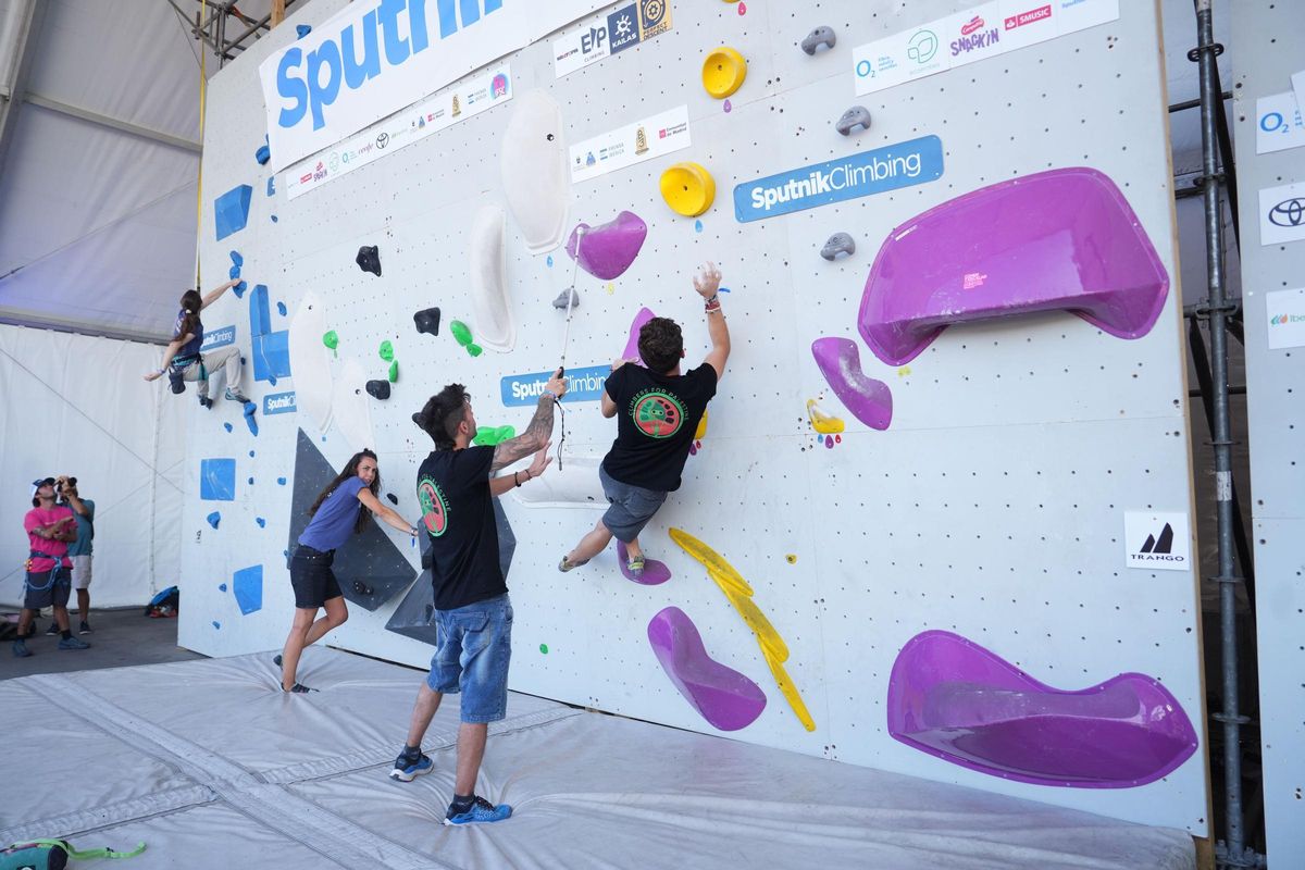 Instante de la exhibición de paraescalada en la La IFSC Climbing World Cup Comunidad de Madrid 2025.
