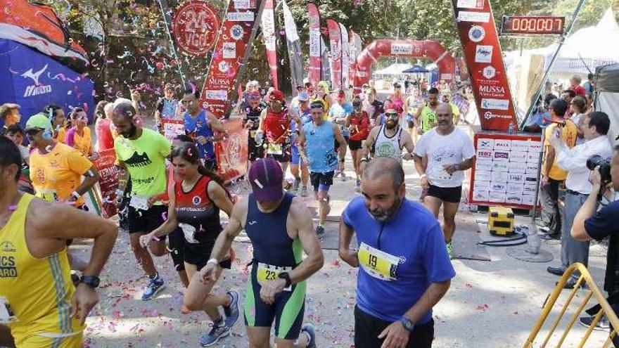 Los deportistas, en los primeros momentos de la carrera. // Alba Villar